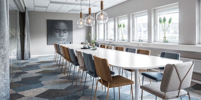Det största konferensrummet med stolar från Johansson Design i färger som plockats upp från mattan från EGE Taepper. Lampor från Konsthantverk.