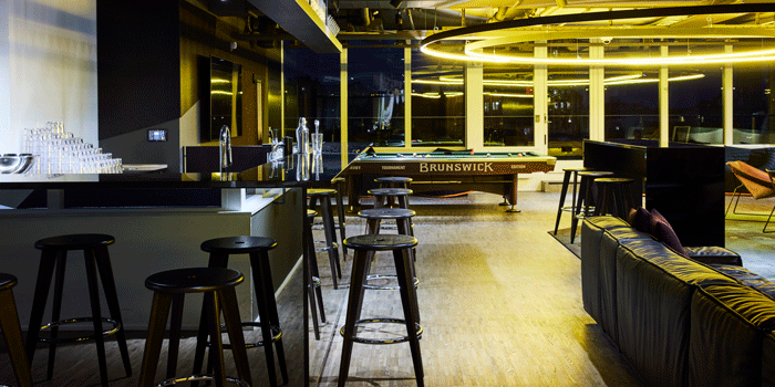 En stor lounge rymmer sköna sittmöbler, spel som biljard och pingis samt en bar med egna bartenders. Foto: Per Kristiansen.
