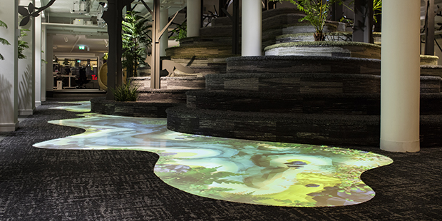 Bäcken är ett interaktivt golv som reagerar när man går över det. Foto: Joachim Belaieff.