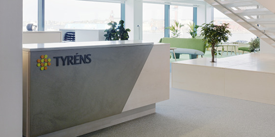 Receptionsdisken är specialritat i betong och vitlaserad ask. Foto: Bert Leandersson.