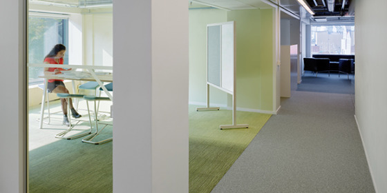 Gröna fält på mattan och gröna inslag även i möblerna i matsalen. Foto: Bert Leandersson.