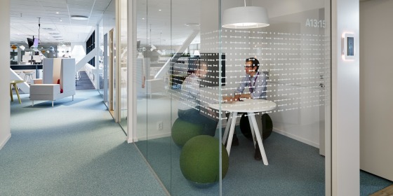 Öppna mötes- och arbetsplatser varvas med rum. Varje våningsplan har sitt färgschema. Foto: Per Ranung.