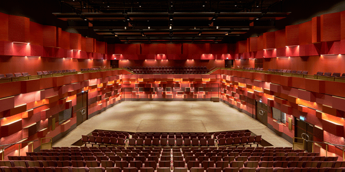 KMH:s största konsertsal upplevs som en rödglödande och inbjudande grotta med sina många rödtoner och buktande väggar. Foto: Åke E:son Lindman.