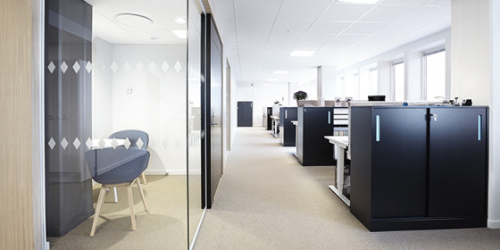 Med tysta rum i anslutning till arbetsplatserna går det lätt att gå undan för att prata eller arbeta ostört. Foto: Simon Bordier.