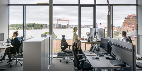 De medarbetare som sitter i öppet kontorslandskap har fått en fantastisk vy med utsikt över hamninloppet. Foto: Felix Gerlach.