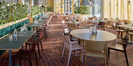 Restaurangen ligger i en tillbyggnad av glas och har en känsla av orangeri. Foto: Åke E:son Lindman.