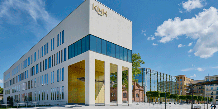 Kungliga Musikhögskolans (KMH) huvudbyggnad utmed Valhallavägen med den klassiskt eleganta portiken. Foto: Åke E:son Lindman.