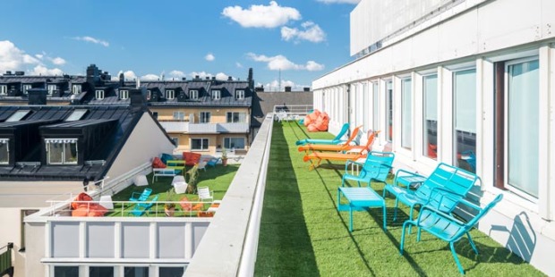 Färgglada ”Luxembourg”-utemöbler från Fermob på terrassen. Foto: Jason Strong.