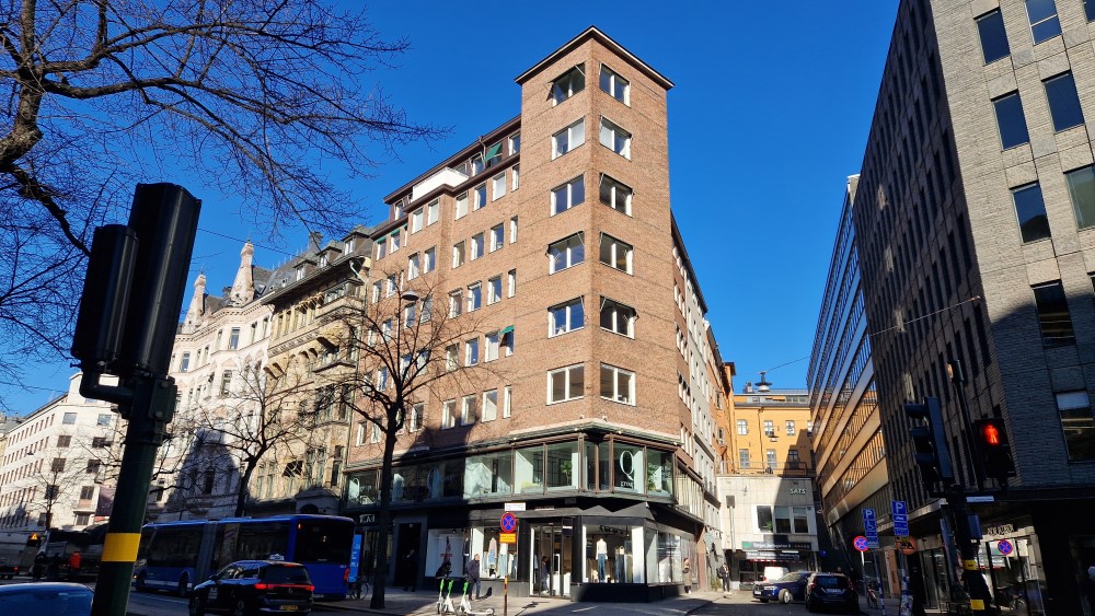 Birger Jarlsgatan 8 ligger intill Norrmalmstorg och Stureplan i Stockholm.