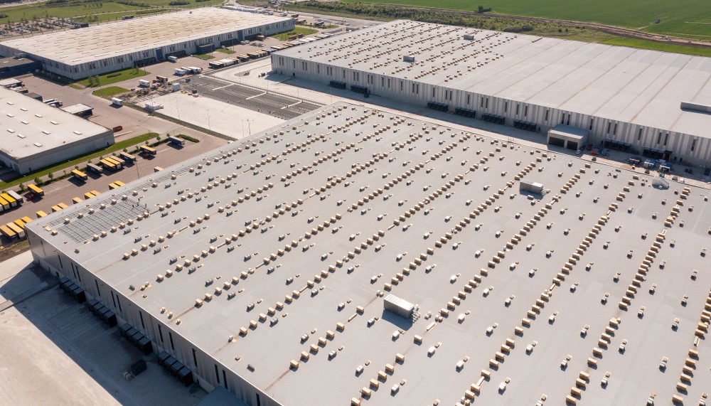 Solcellsanläggningen ska täcka 100 000 kvadratmeter av taket på logistikcentret i Landskrona.