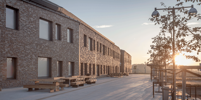 Byggnaden är uppdelad genom vinklar i både tak och fasad. Teglet är speciellt framtaget i olika kulörer och glasyrer. Foto: Region Skåne Terje Östling.