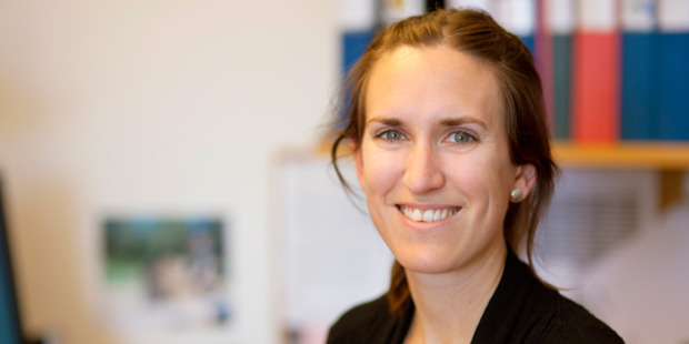 Doktoranden Frida Bergman vill ha fler gåband vid skrivborden. Foto: Umeå Universitet