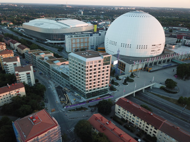 Pelaren 1 utgör idag ett nytt landmärke mitt emot Tele2 Arena och Globen. Foto: Fabege