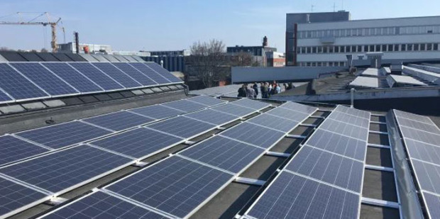 Fler solceller ska göra Västberga till den soleltätaste stadsdelen i Stockholm. Foto: Castellum
