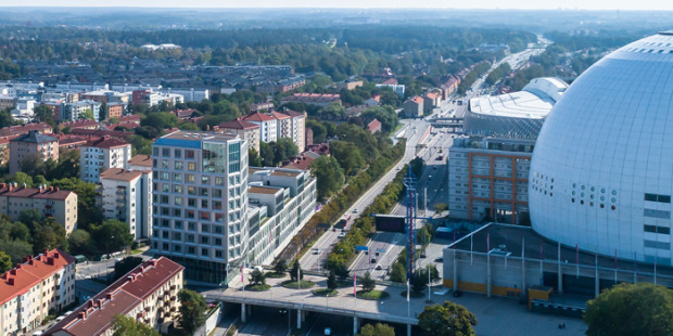 Den nya kontorsbyggnaden ligger precis intill Nynäsvägen. Foto: Lasse Olsson