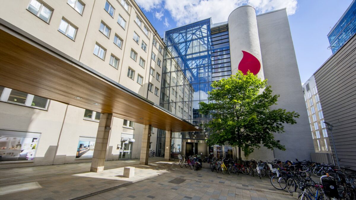 Entrén till Skandia Fastigheters kontorshus på Ringvägen 100 i Stockholm.